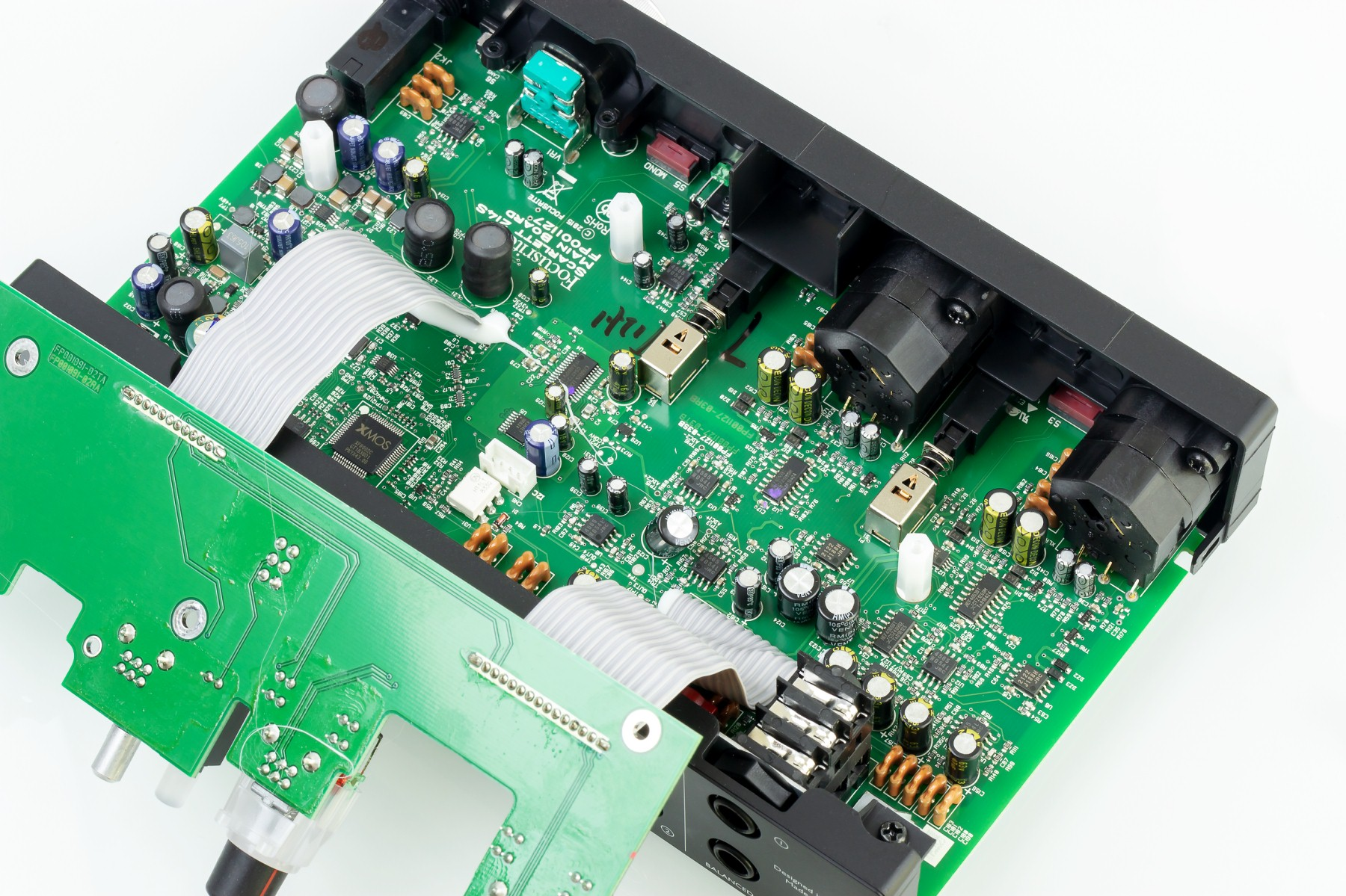 Scarlett 4i4 3th gen, 왼쪽에 큰 XMOS 칩이 보인다.