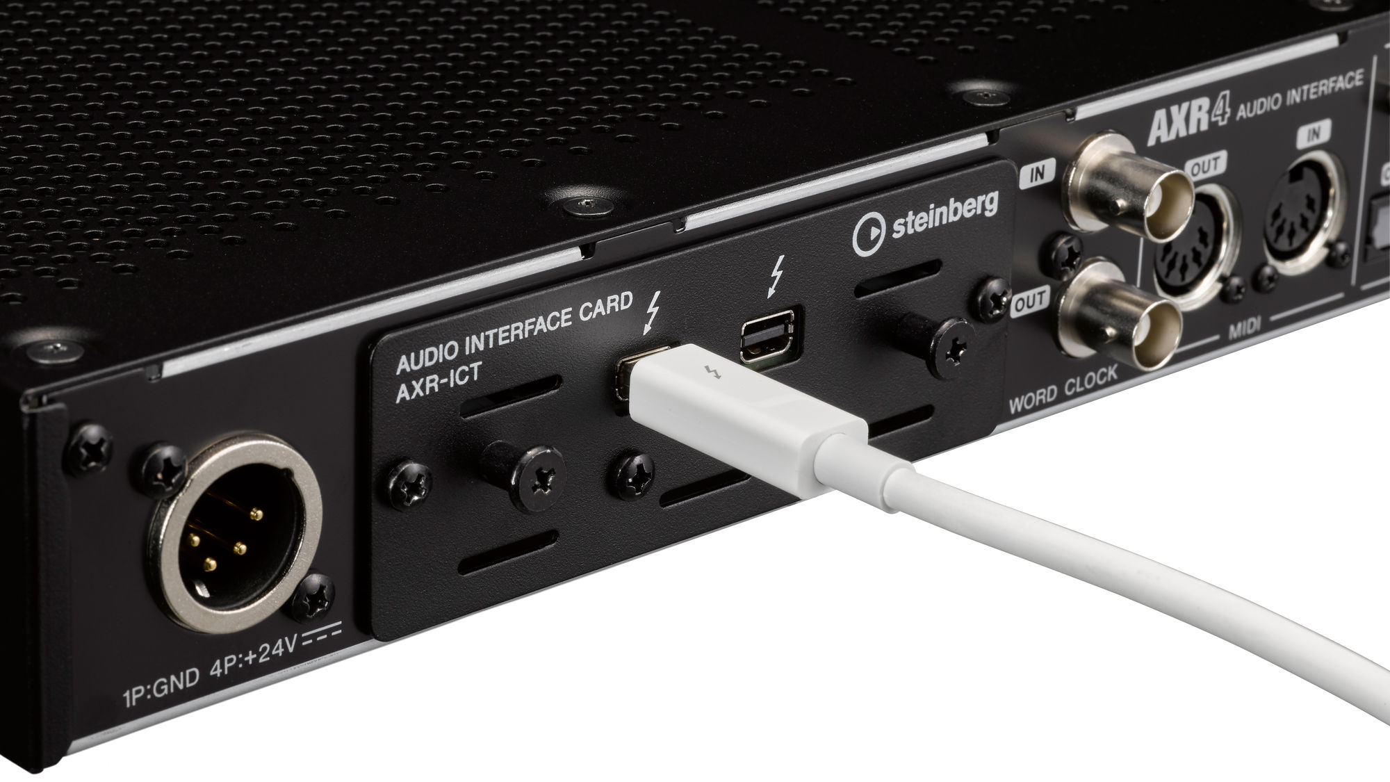 Yamaha AXR4 는 하이엔드 Op-amp 회로를 탑재한 마이크 프리를 운영하여 24V DC 전원을 필요로 한다.